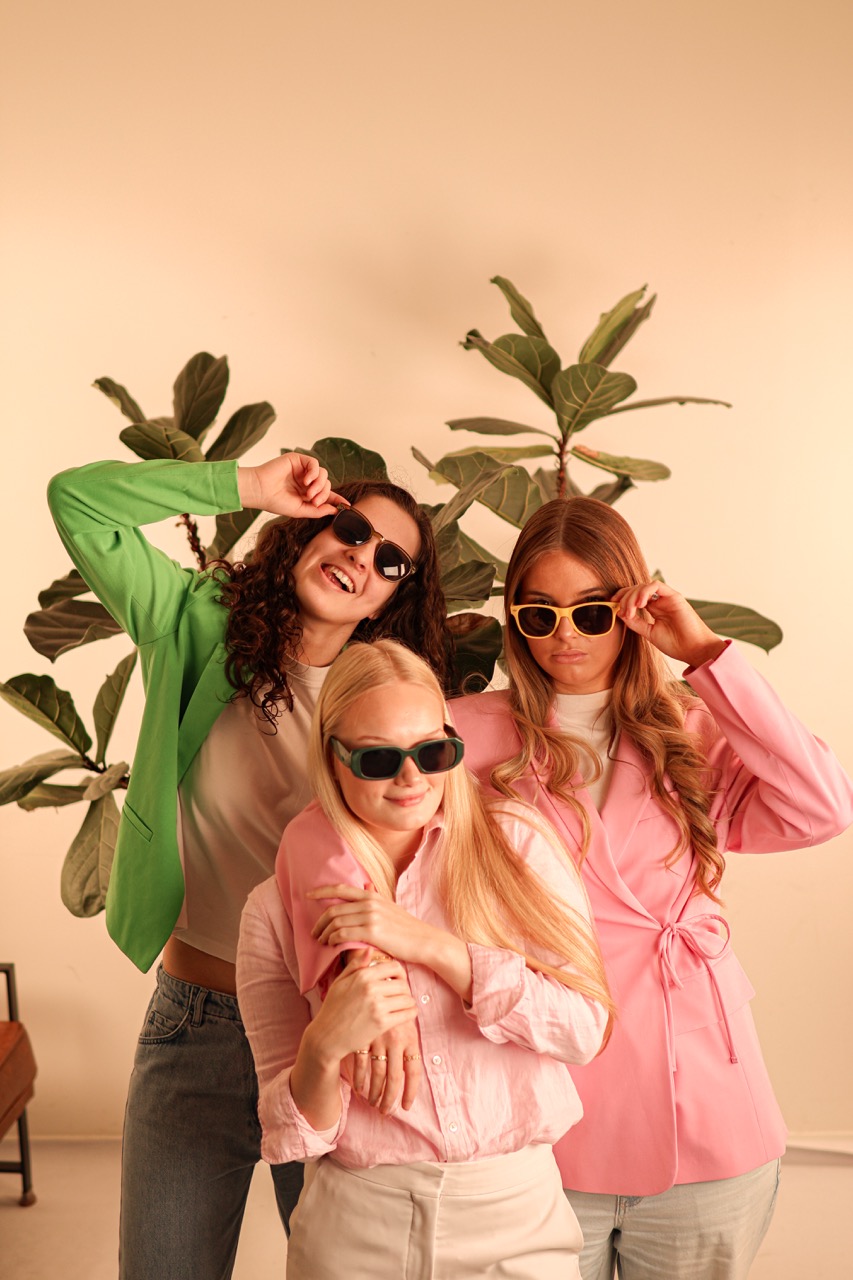 Studenten met zonnebrillen